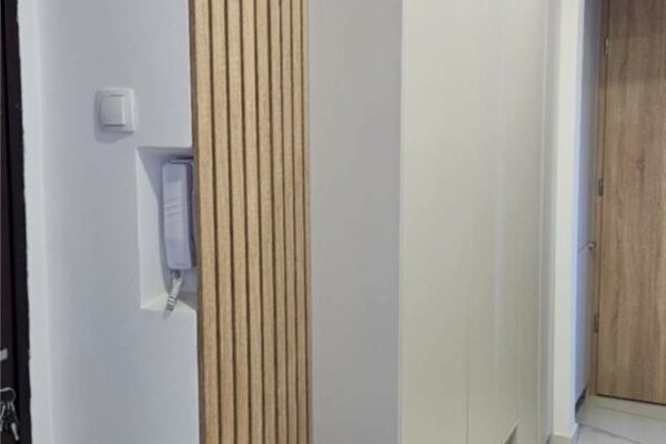 Beepitett_szekreny_falburkolattal